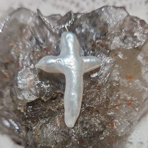 White Cultured Freshwater Pearl Cross On A 14k Italian White Gold Chain - Picture 4 of 11